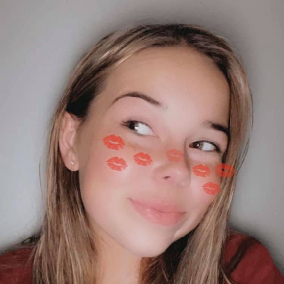 Profile Picture of Tara Oglesby (@taralo74) on Poshmark