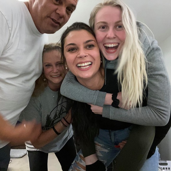 Profile Picture of Kara Hartnell (@karahartnell) on Poshmark