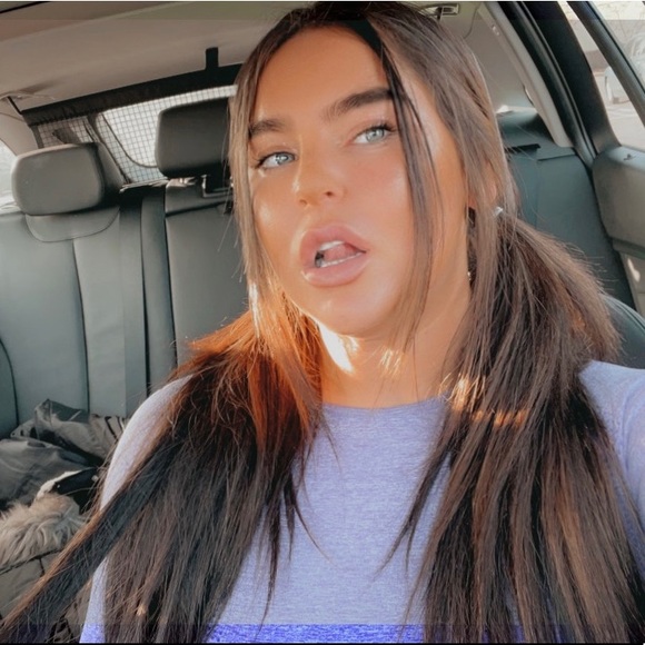 Profile Picture of Gabrielle Dormio (@gabsgetgnarly) on Poshmark