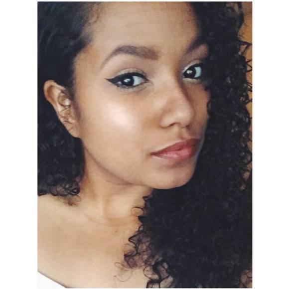 Profile Picture of Simone Myers (@moniesparkles) on Poshmark