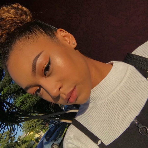 Profile Picture of Neriah Vallery (@neriah) on Poshmark
