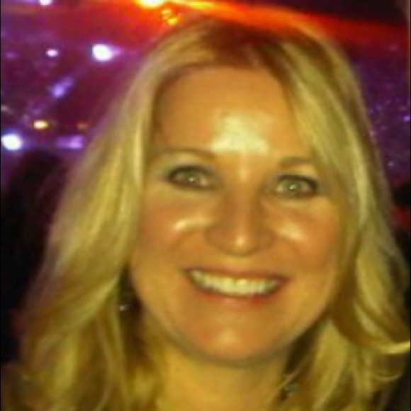 Profile Picture of Bobbie Vanschoonhoven (@bobbiejbell) on Poshmark