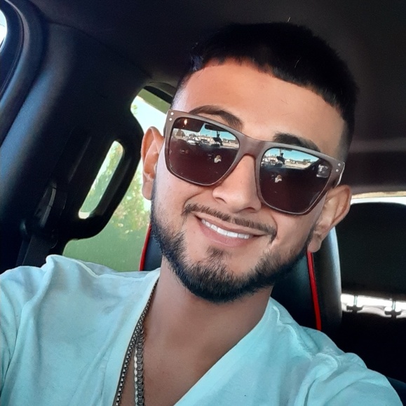 Profile Picture of Alex Veliz (@alexveliz551) on Poshmark