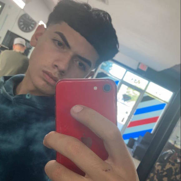 Profile Picture of Fendi Antonio (@fendiantonio) on Poshmark