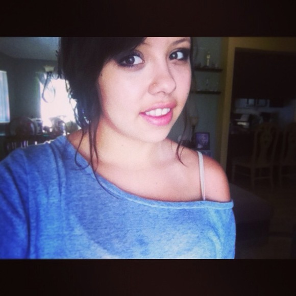 Profile Picture of Ariel Goss🌸 (@arinatalya) on Poshmark