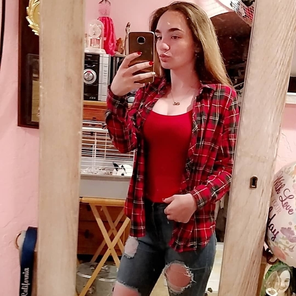 Profile Picture of Karyn Gareis (@karebare2002) on Poshmark