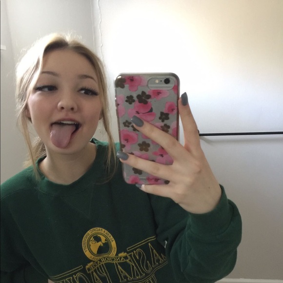 Profile Picture of Kaylee Stuart (@kaylee_stuart) on Poshmark