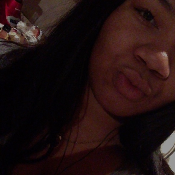 Profile Picture of Sharnell Thomas (@prettyaquagirl) on Poshmark