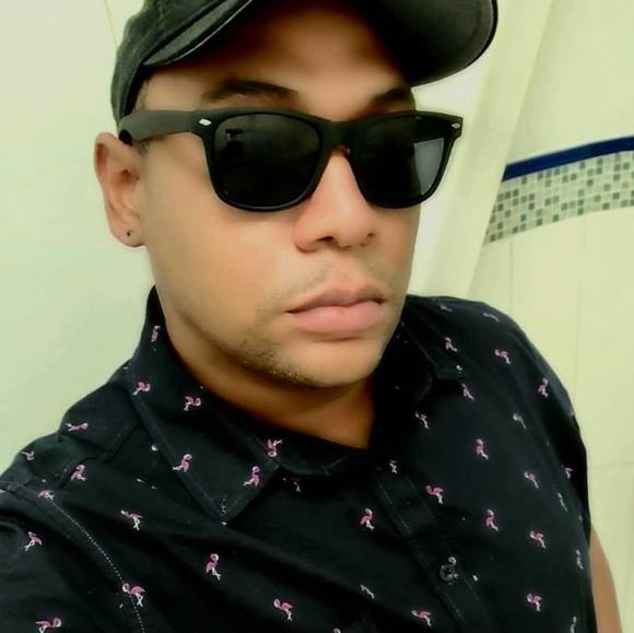 Profile Picture of Alex Moya (@alexmoyashoes) on Poshmark