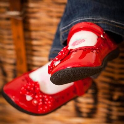 Profile Picture of Julia Lawrence (@Mylifethistweet) on Twitter