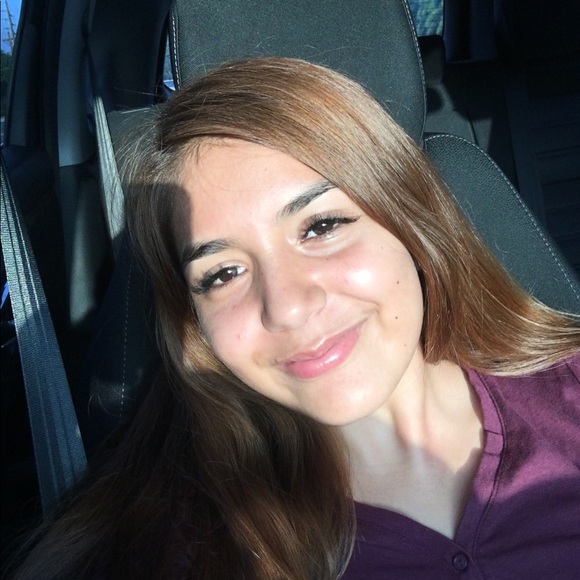 Profile Picture of Daniela Quezada (@danielaquezada) on Poshmark