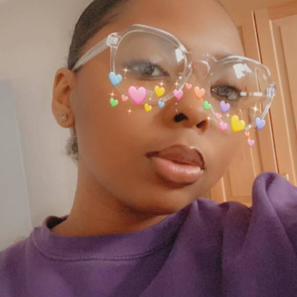 Profile Picture of Victoria Villard (@h0tnds3xii) on Poshmark