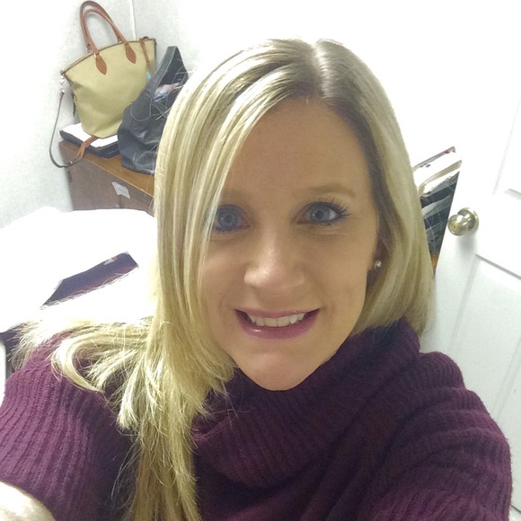 Profile Picture of Kellie Cervini (@kelcer) on Poshmark