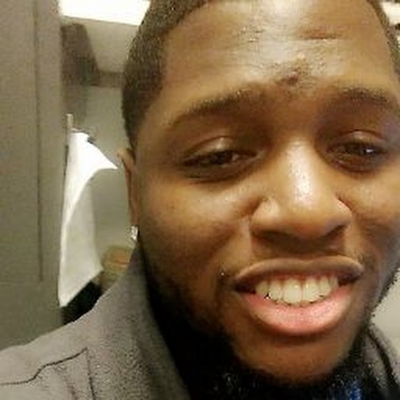 Profile Picture of Darrell Henderson (@darrell5717) on Poshmark