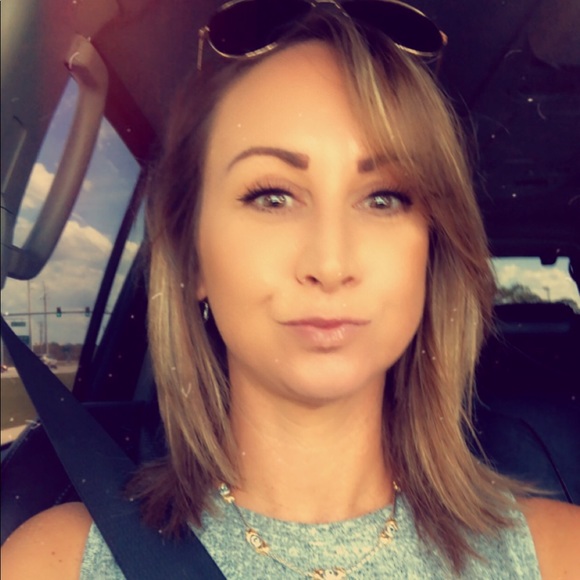 Profile Picture of Aimee Whitlock (@aimeewhitlock) on Poshmark