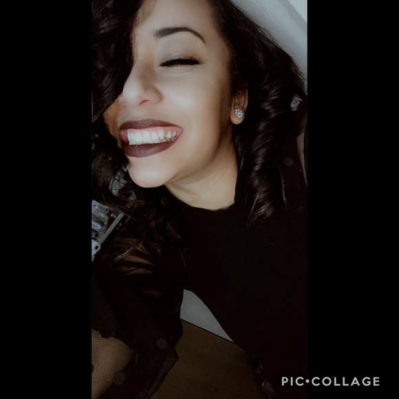 Profile Picture of Devon Vallieres (@devonvallieres) on Poshmark