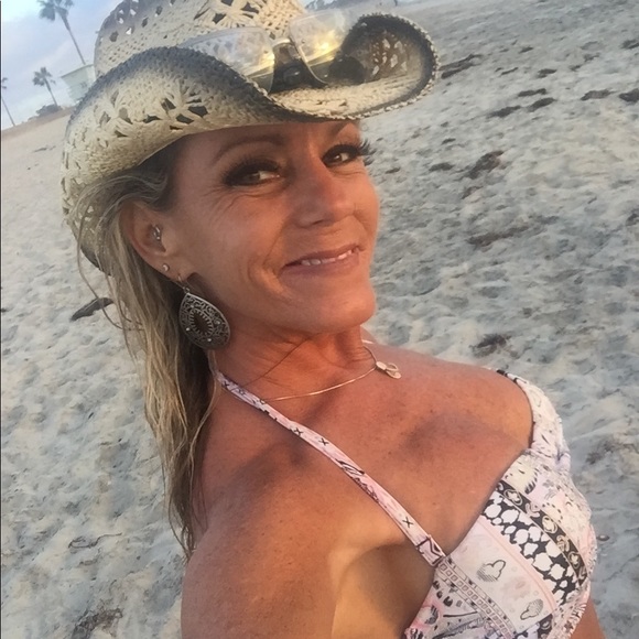 Profile Picture of Carol Tweten (@caroltweten) on Poshmark