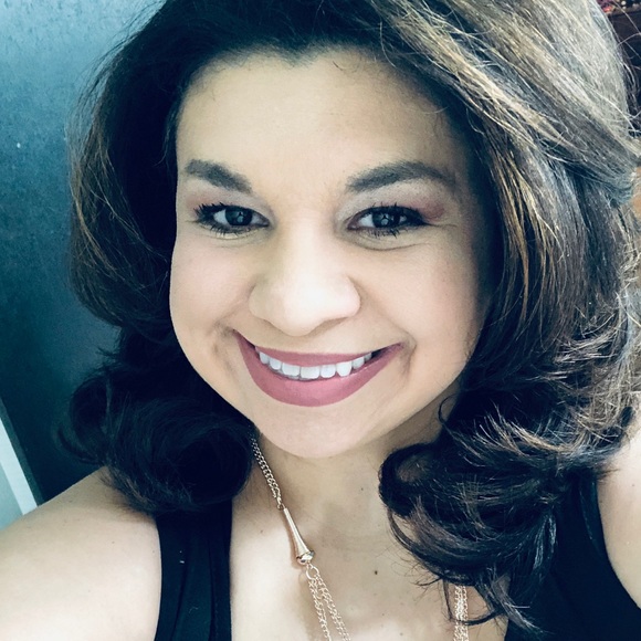Profile Picture of Lindsey Tillett (@lmedwards82) on Poshmark