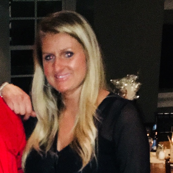 Profile Picture of Danielle Zamboroski (@daniellez27) on Poshmark