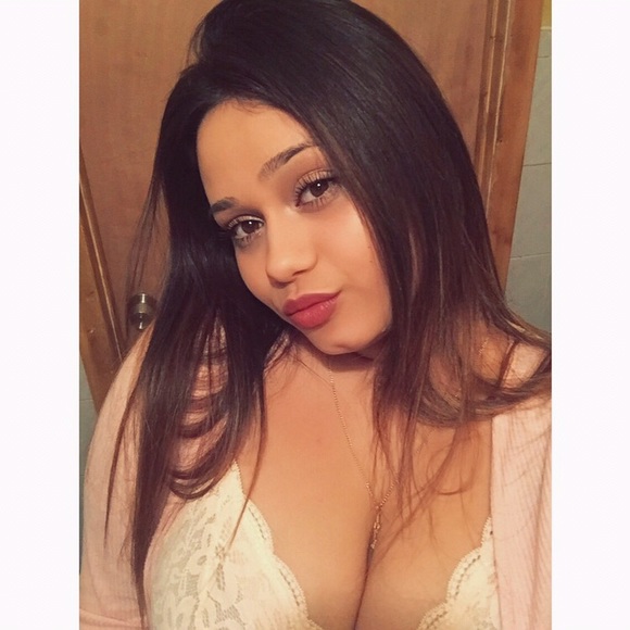 Profile Picture of Isabel Crespo (@crespoisabel23) on Poshmark