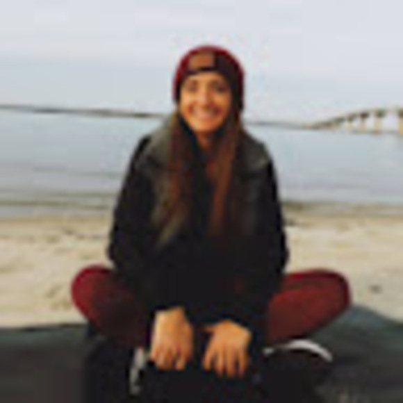 Profile Picture of Nicole Giacinto (@giacinton3) on Poshmark