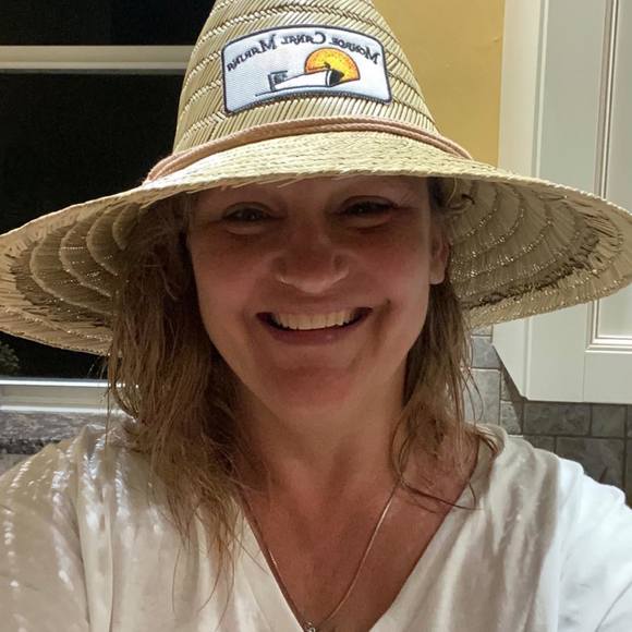 Profile Picture of Alecia Hewitt (@aleciab) on Poshmark