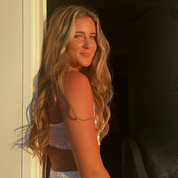 Profile Picture of Olivia Evanchik (@olivia_evanchik) on Poshmark