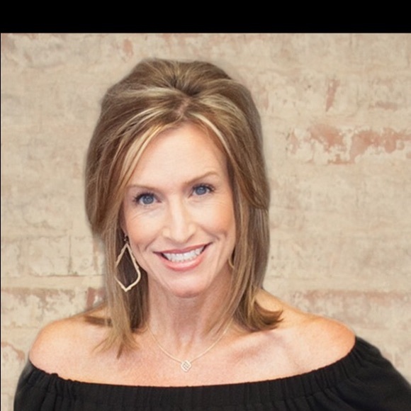 Profile Picture of Lori Botkin (@loribot) on Poshmark