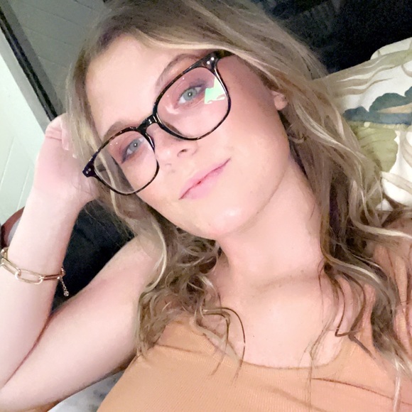 Profile Picture of Mackenzie Duffy (@mackenzieduf125) on Poshmark