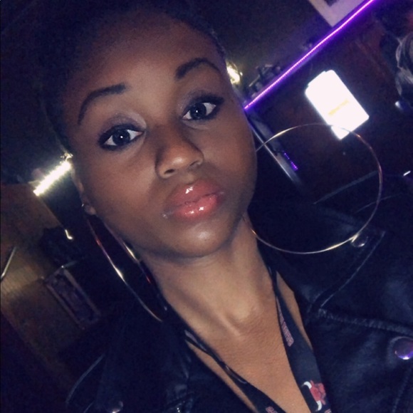Profile Picture of Yolanda Delts (@yola_d) on Poshmark