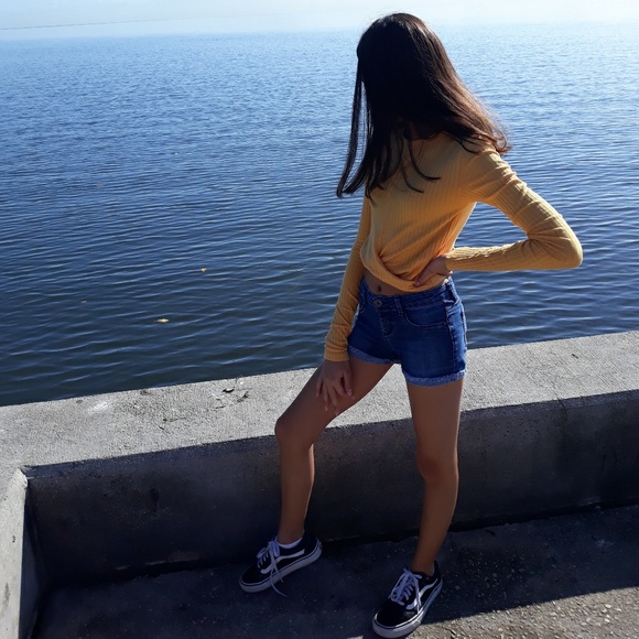 Profile Picture of Arianna Brueggert (@ariannab2006) on Poshmark