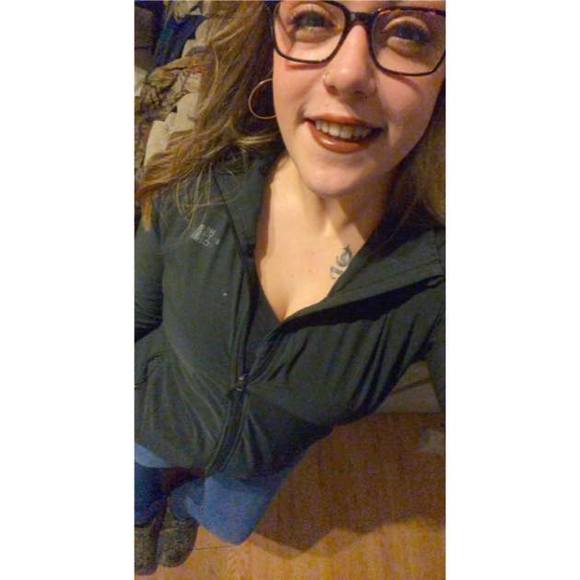 Profile Picture of Taylor Hackett (@notts1119) on Poshmark