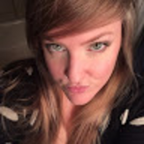 Profile Picture of Lindsay Altoft (@lindsayaltoft) on Poshmark