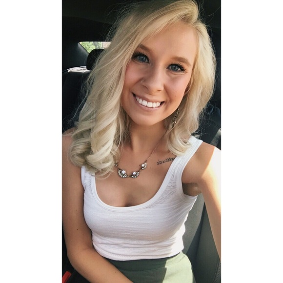 Profile Picture of Nicole Steckling (@nikkisteck19) on Poshmark