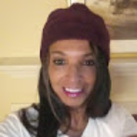 Profile Picture of Lois Fields (@loisfields79) on Poshmark