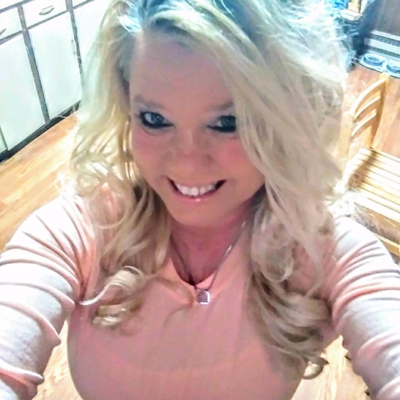 Profile Picture of Beth Styron (@bethsyron2019) on Poshmark