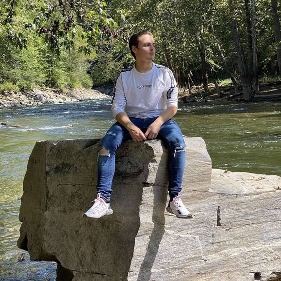 Profile Picture of Matthew Holsclaw (@mattchewbh) on Poshmark