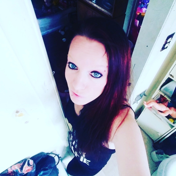 Profile Picture of Holly Hackney (@hollyhackney33) on Poshmark