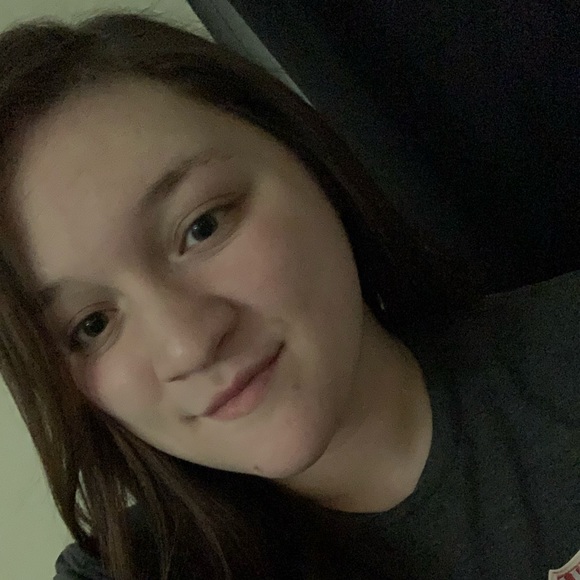 Profile Picture of Laura Yoder (@laurayoder906) on Poshmark
