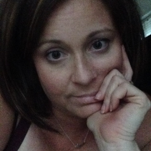 Profile Picture of Eny Eiring (@ejeiring716) on Poshmark