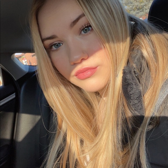 Profile Picture of Lisa Shulman (@lisashulman31) on Poshmark