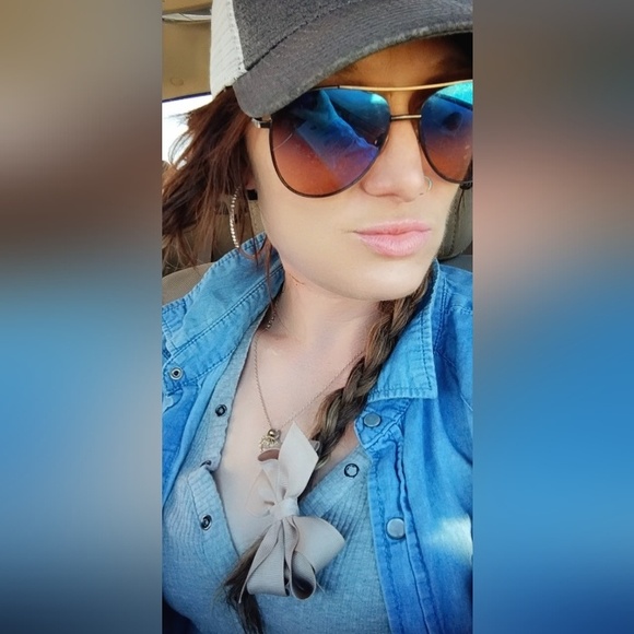 Profile Picture of Danielle Branson (@dreynolds519) on Poshmark