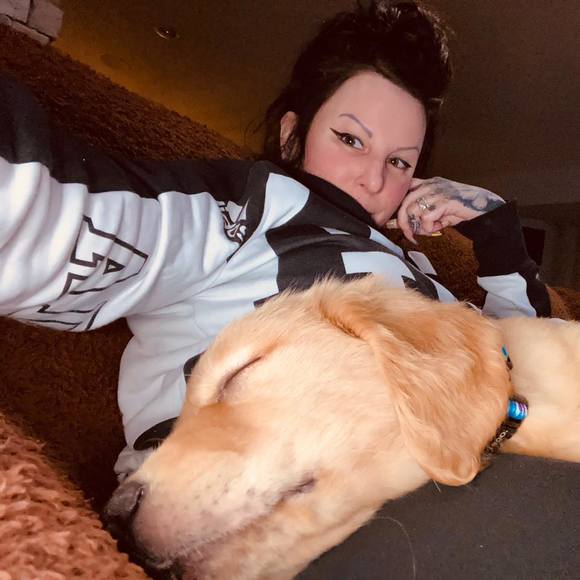 Profile Picture of Elizabeth Pekarik (@elzabethann13) on Poshmark