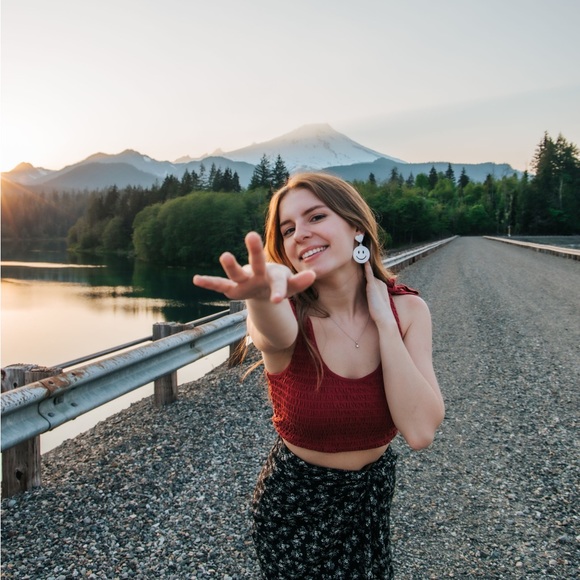 Profile Picture of Savannah Vanderark (@savlou14) on Poshmark