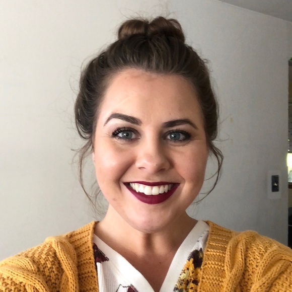 Profile Picture of Fiona Caflisch (@fionacatt1208) on Poshmark