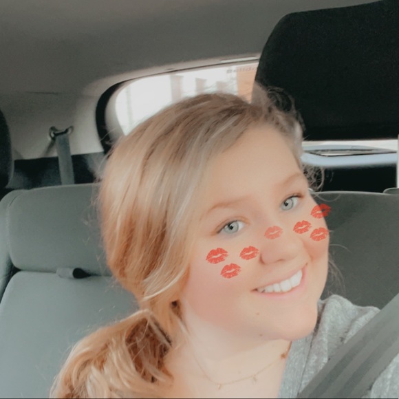 Profile Picture of Linley davids Davids (@linleycoe) on Poshmark