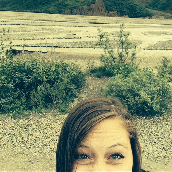 Profile Picture of Kaylee Upham (@kayleeupham) on Poshmark