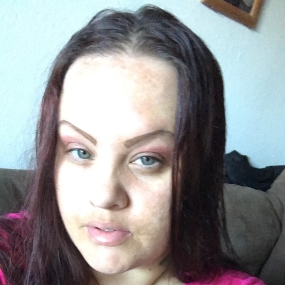 Profile Picture of Melissa Smith lint (@mjgreeneyes) on Poshmark