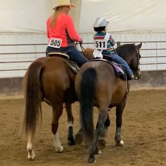 Profile Picture of Amber Jasken (@shessellinitnow) on Poshmark