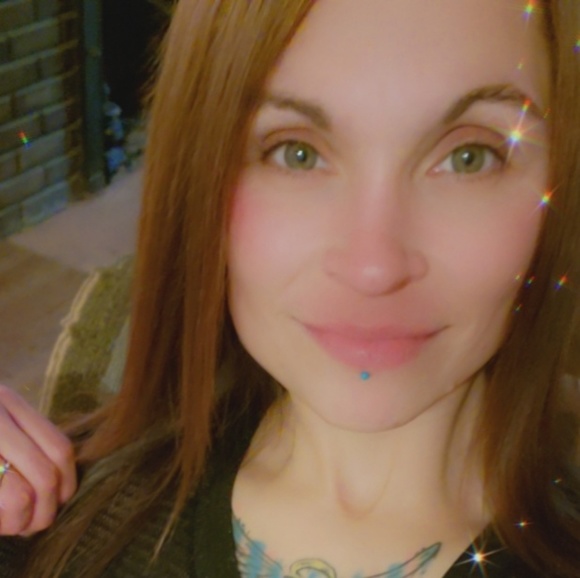 Profile Picture of Nici Van houden (@nicisue2020) on Poshmark